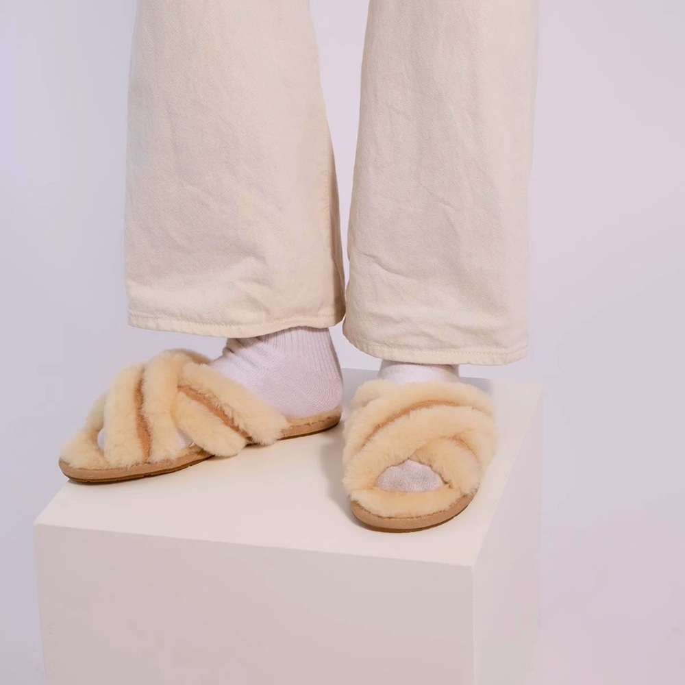 UGG WOMEN'S SCUFFITA SLIPPERS IN SAND SIZE 6